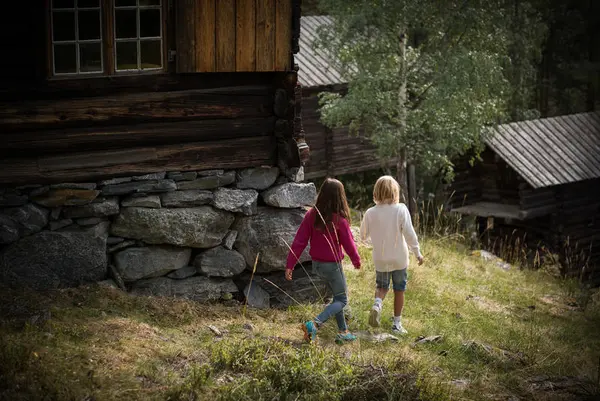 To barn på oppdatingsferd mellom gamle hus