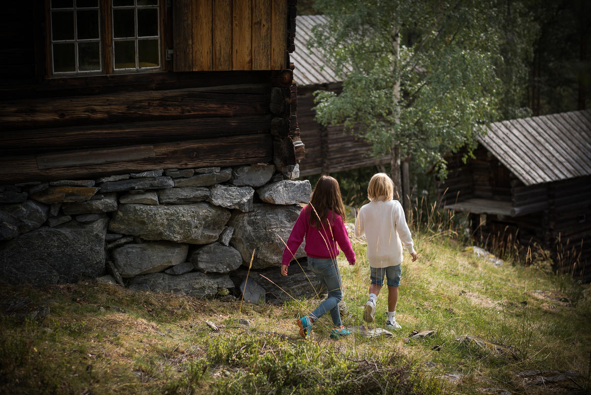 To barn på oppdatingsferd mellom gamle hus