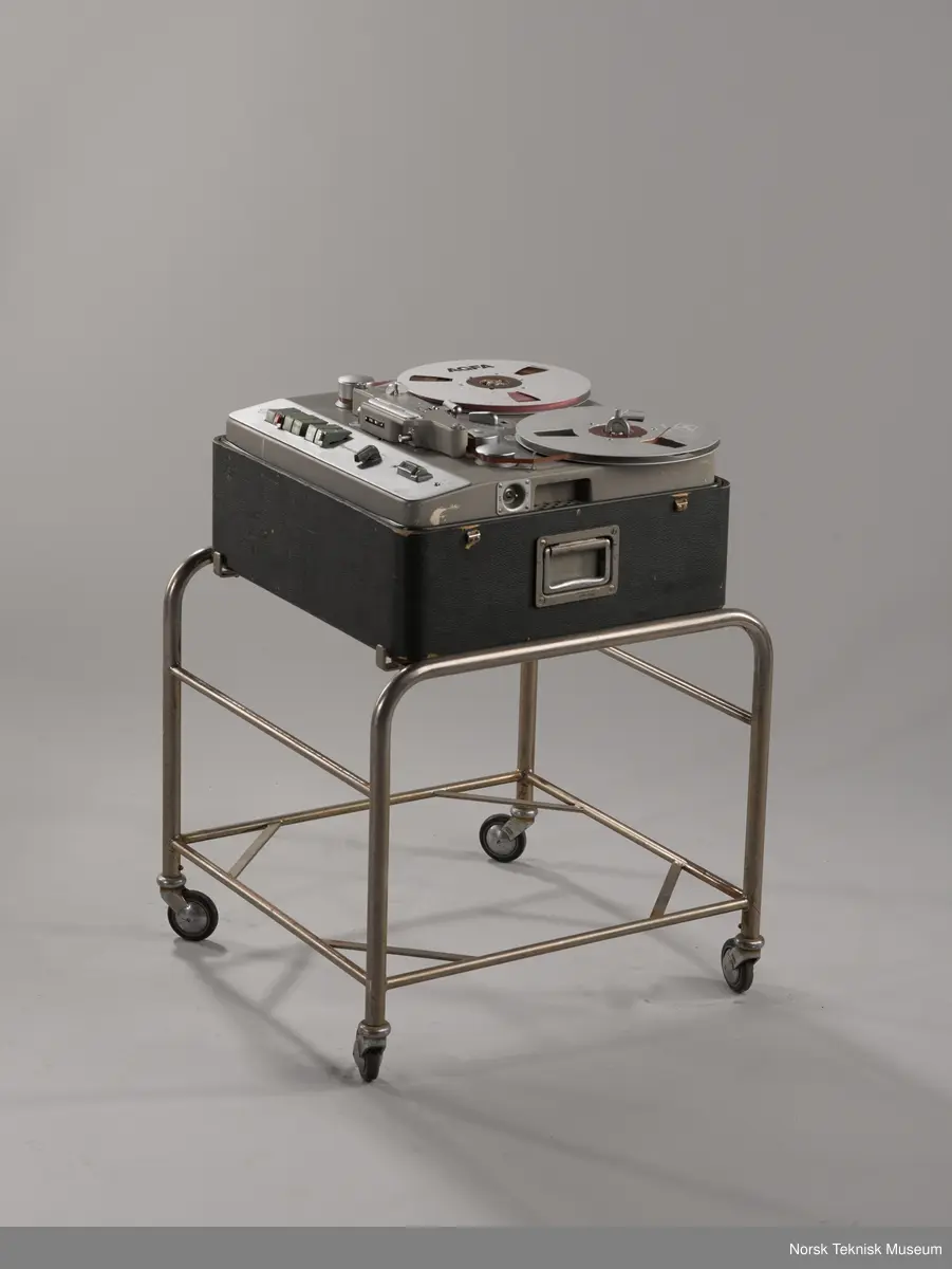 Med pilottone. Med radiorør. I original koffert på NRK-laget stativ med hjul.