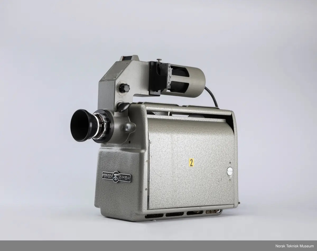 Med slides projector og objektiv.