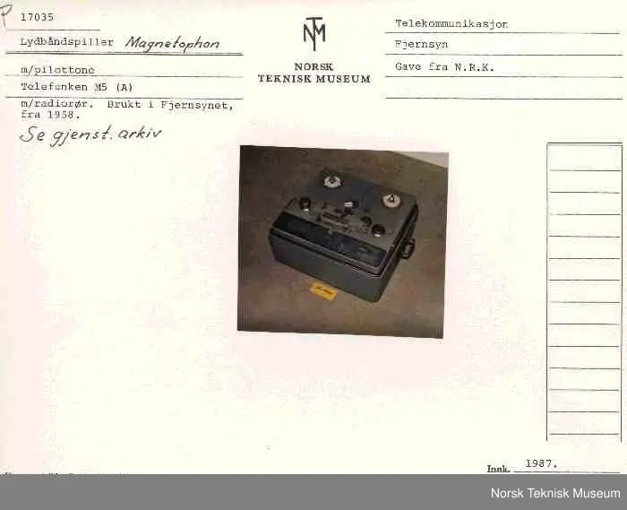 Med pilottone. Med radiorør. I original koffert på NRK-laget stativ med hjul.