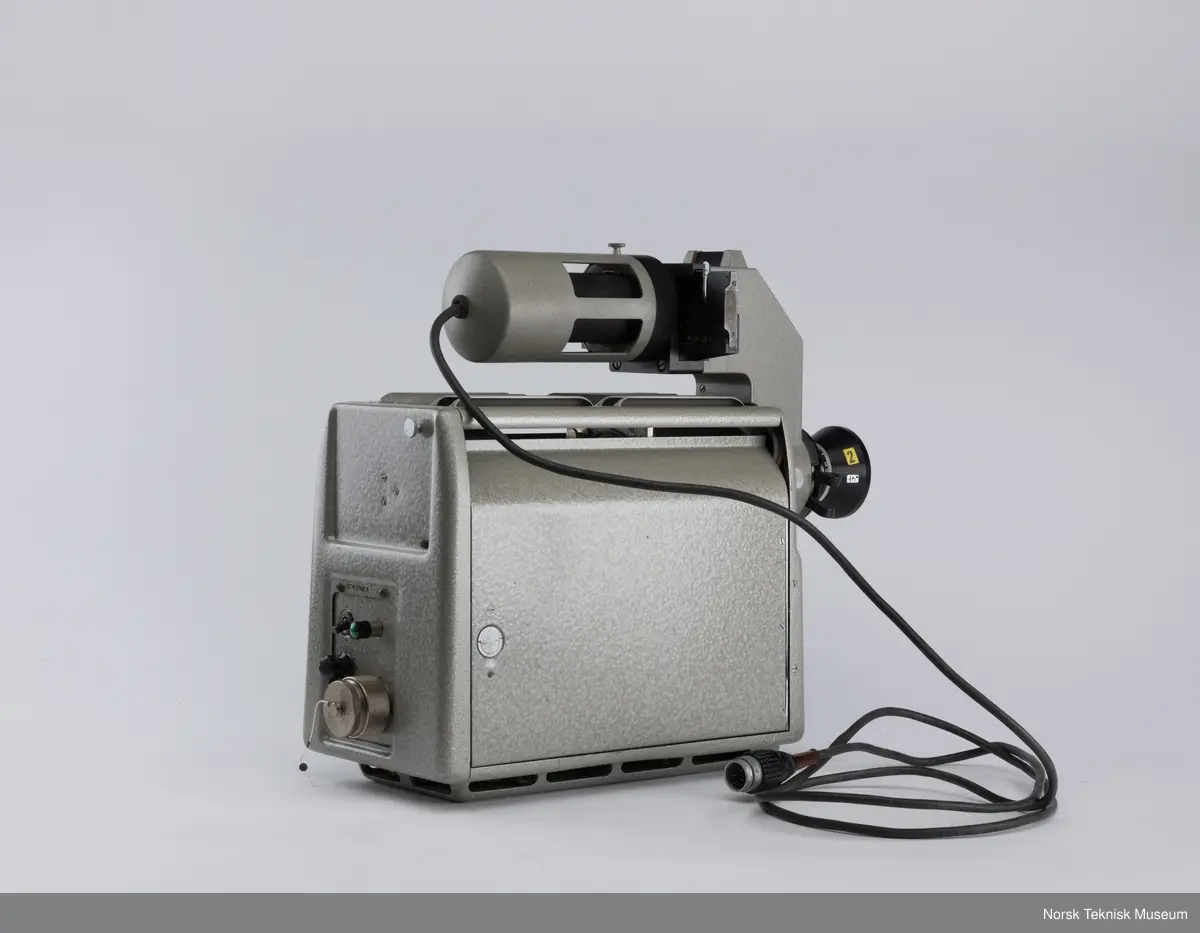 Med slides projector og objektiv.