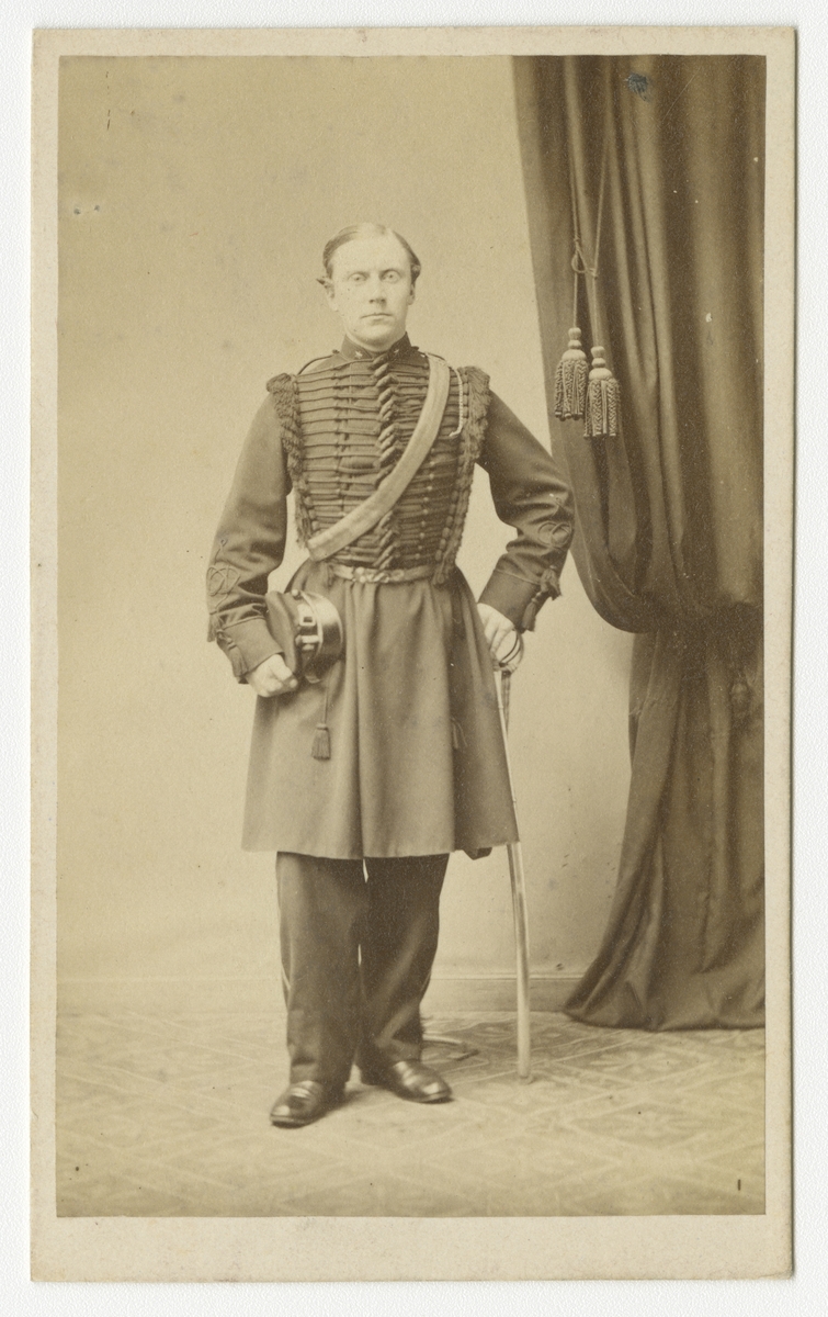 Porträtt av Carl Didric von Essen, underlöjtnant vid Skånska dragonregementet K 6.

Se även bild AMA.0021709.