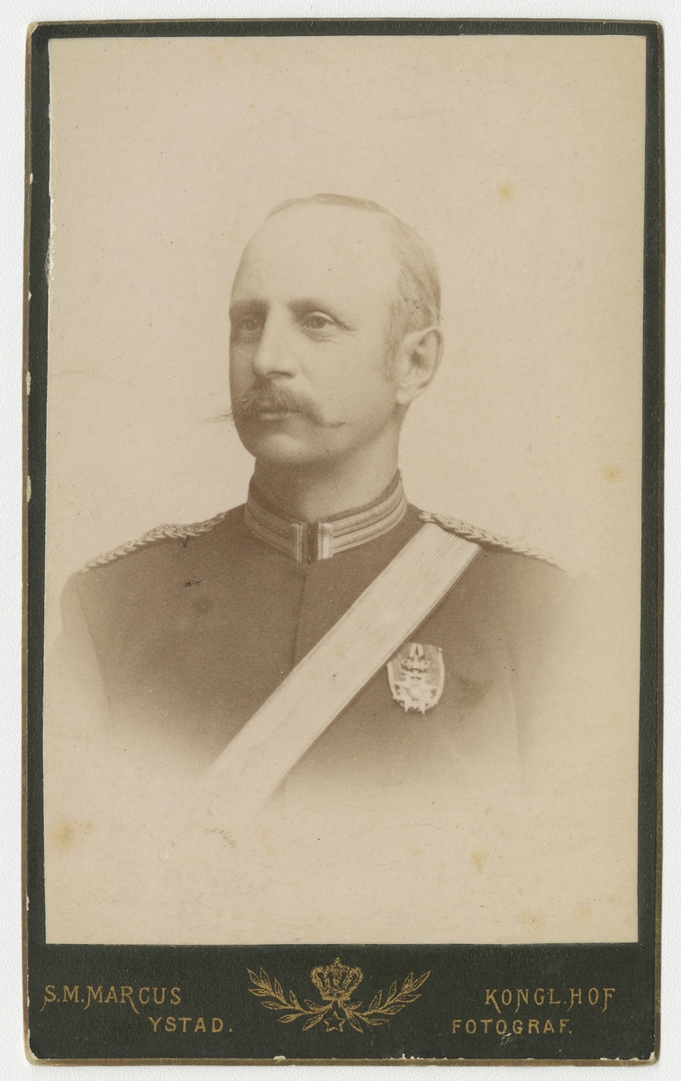Porträtt av Gustaf Anton von Platen, officer vid Skånska dragonregementet K 6.
Se även bild AMA.0008283, AMA.0009568 och AMA.0021624.