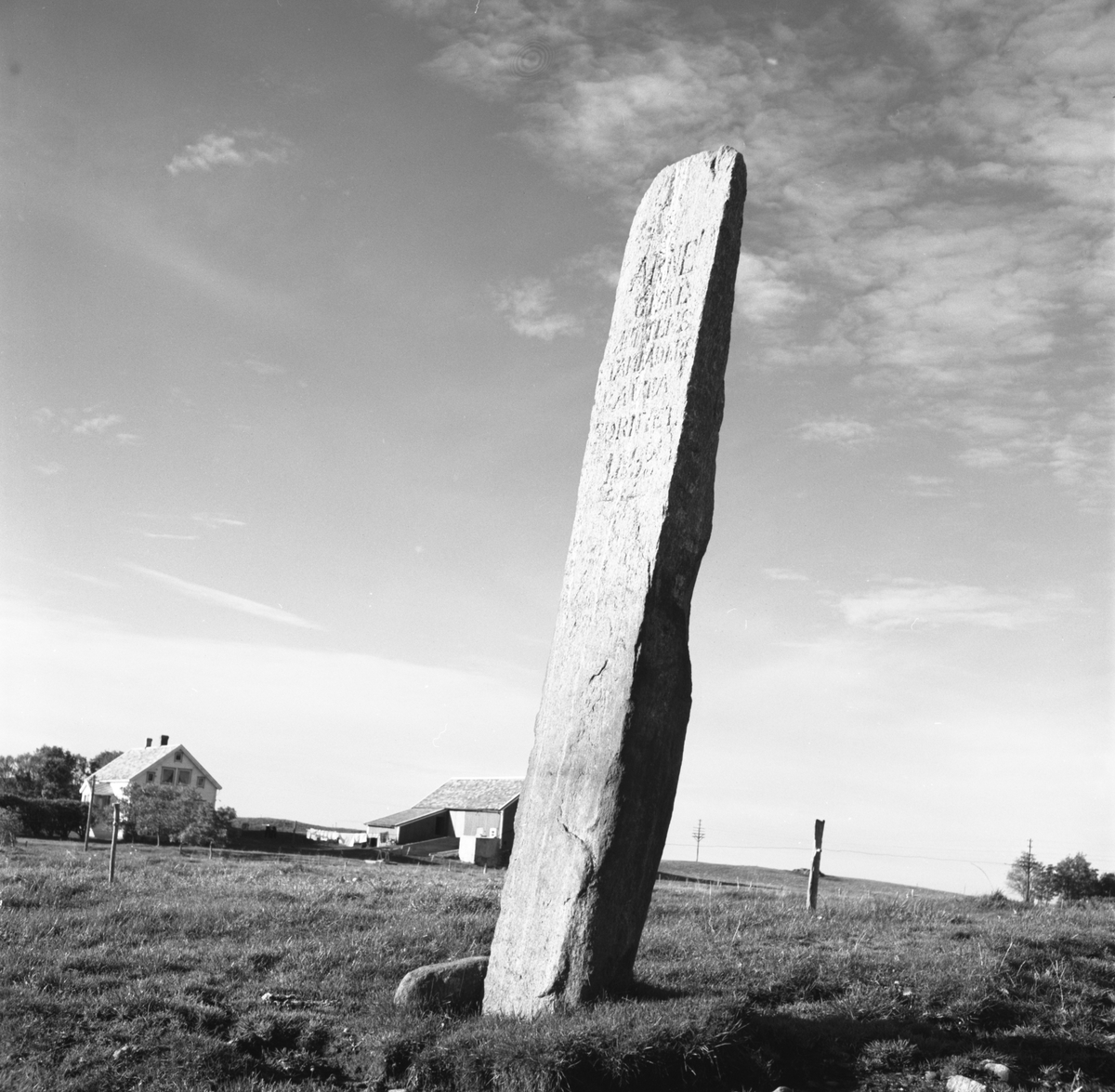 Bautasteinen "Vikaren" på høyden bak kirka på Giske. Innskriften sier: "Arne Giske ættens stamfaders bauta fornyet 1893".