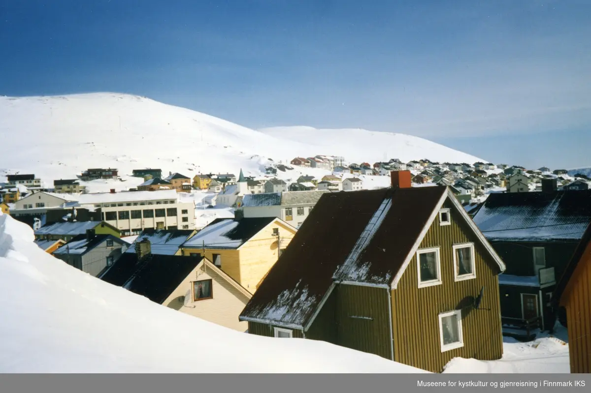 Honningsvåg. Vinteridyll. I midten kirka, t.v. den store hvite bygningen er Honningsvåg skole. 2003.