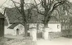 Östra Skrukeby kyrka dokumenterad före restaurering 1925-26. Längst till vänster skymtar det vapenhus i trä som tillkom efter tornets nödvändiga nedrivning 1868. Därefter ses det gamla vapenhuset och till höger det gravkor som tillkom på 1600-talet för släkten Ribbing.