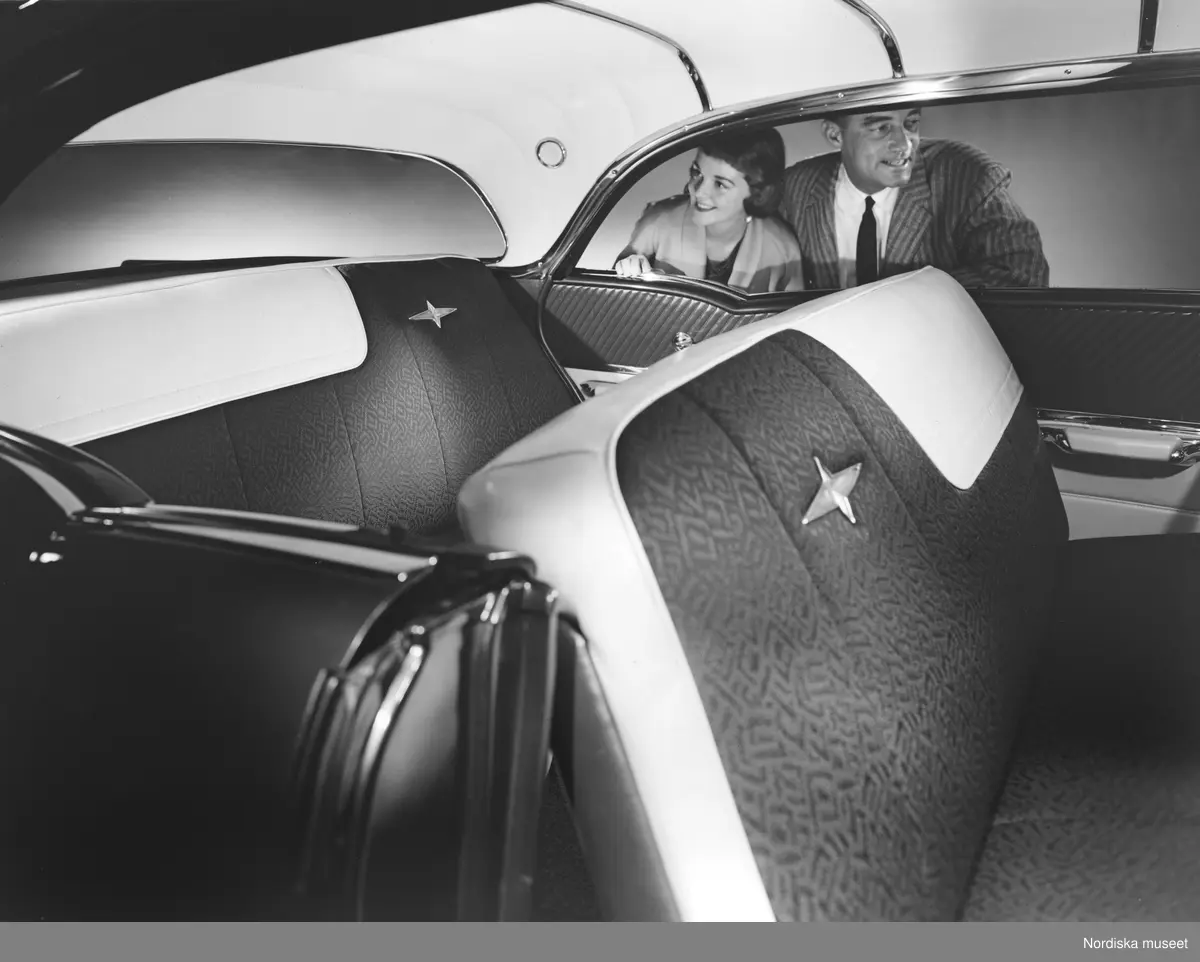 "Inetriörbild från en Pontiac 1957 års modell."