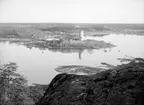 Vy mot Stegeborgs slottsruin 1908. Utblick från Vikbolandet. I bakgrunden skymtar Stegeborgs slott och Skällvik kyrka.