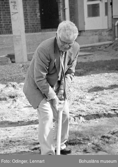 Med denna spade tog länsmuseets styrelseordförande Arne Bergermo första spadtaget till nya museet vid en ceremoni 17 maj 1982. Då museet
invigdes 2 juni 1984 överlämnades spaden som gåva av byggföretaget Johnson Construction Company (JCC) som uppfört huset. Spadbladet målat i guldfärg och handtaget (framsidan) försett med silverplatta, stämplad AGV Uddevalla 1984 och med ingraverad text: 
          BOHUSLÄNS MUSEUM
FÖRSTA SPADTAGET 17 MAJ 1982
         INVIGNING 2 JUNI 1984 
      GENERALENTREPRENÖR 
                        JCC

Även använd den dag första spadtaget togs för Bohusläns museums konsthall år 2001.
På en platta av rostfritt stål placerad på skaftets baksida står ingraverat: 
   BOHUSLÄNS MUSEUM
            Konsthallen 
Första spadtaget 18 juni 2001
    Invigning 16 mars 2002
       Generalentreprenör
              STENAB