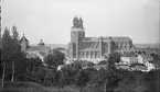 Vy över Uppsala domkyrka och Helga Trefaldighets kyrka före 1885