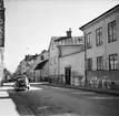 Parti av Bråddgatan i höjd med kvarteret Karbinen. På höger sida hitom korsningen ligger Smedjegatan nr 43. Detta bostadshus byggt 1828 inhyste en större bostad med tre rum, kapprum och kök samt en mindre butik på bottenvåningen. Därutöver fyra enkelrum med kök på andra våningen samt två enkelrum utan kök på loftvåningen. 
Fotografiet är taget i samband med rivningsansökan 1951. Vy mot öster.