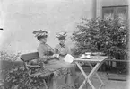 Emma Andersson och kvinna i trädgården, Bredgränd 11, Uppsala omkring 1910