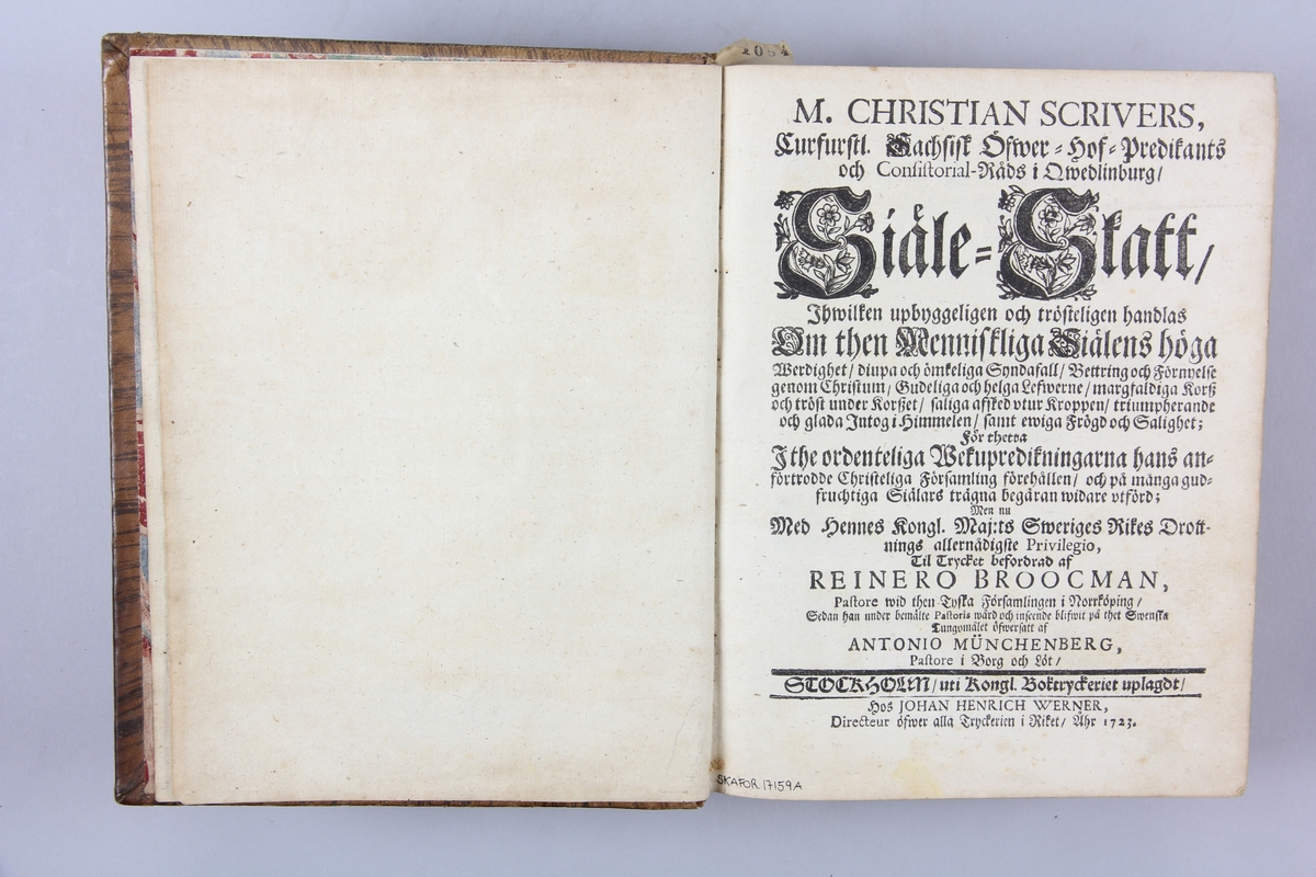 Bok, helfranskt band, " M. Christian Scrivers Själeskatt" tryckt i Stockholm 1723.
Skinnband med blindpressad och guldornerad rygg i fem upphöjda bind, nötta fält med blindpressad titel och med initialer  E.?.B.
Pärmens insida klädd med marmorerat papper. Med rödstänkt snitt.