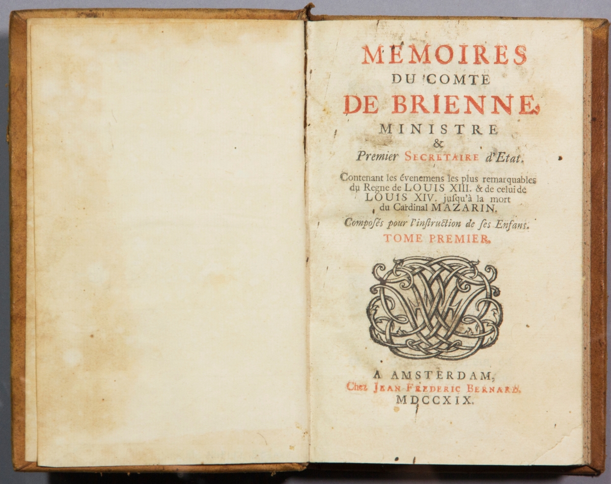 Bok, helfranskt band "Mémoires du comte de Brienne, ...contenant les événements les plus remarquables du règne de Louis XIII et de celui de Louis XIV jusqu'à la mort du cardinal Mazarin, composés pour l'instruction de ses enfants." Del I. Skinnband med blindpressad och guldornerad rygg i fem upphöjda bind, titelfält med blindpressad titel, fält med volymens nummer och ett fält med ägarens initialer samt påklistrad pappersetikett. Med stänkt snitt.