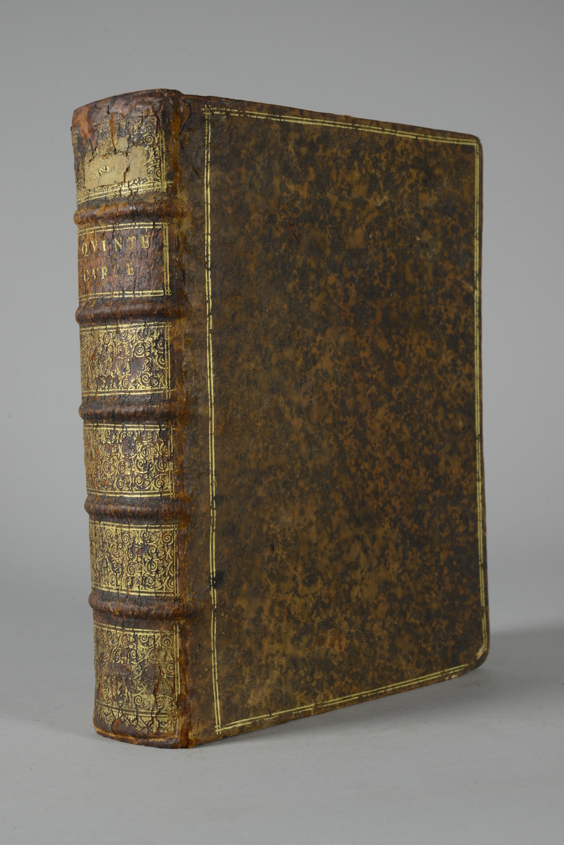 Bok, helfranskt band "De la vie et des actions d´Alexandre le grand." tryckt i Paris 1659.
Skinnband med blindpressad och guldornerad rygg i fem upphöjda bind, titelfält med blindpressad titel och rest av  påklistrad pappersetikett. Rödstänkt snitt.