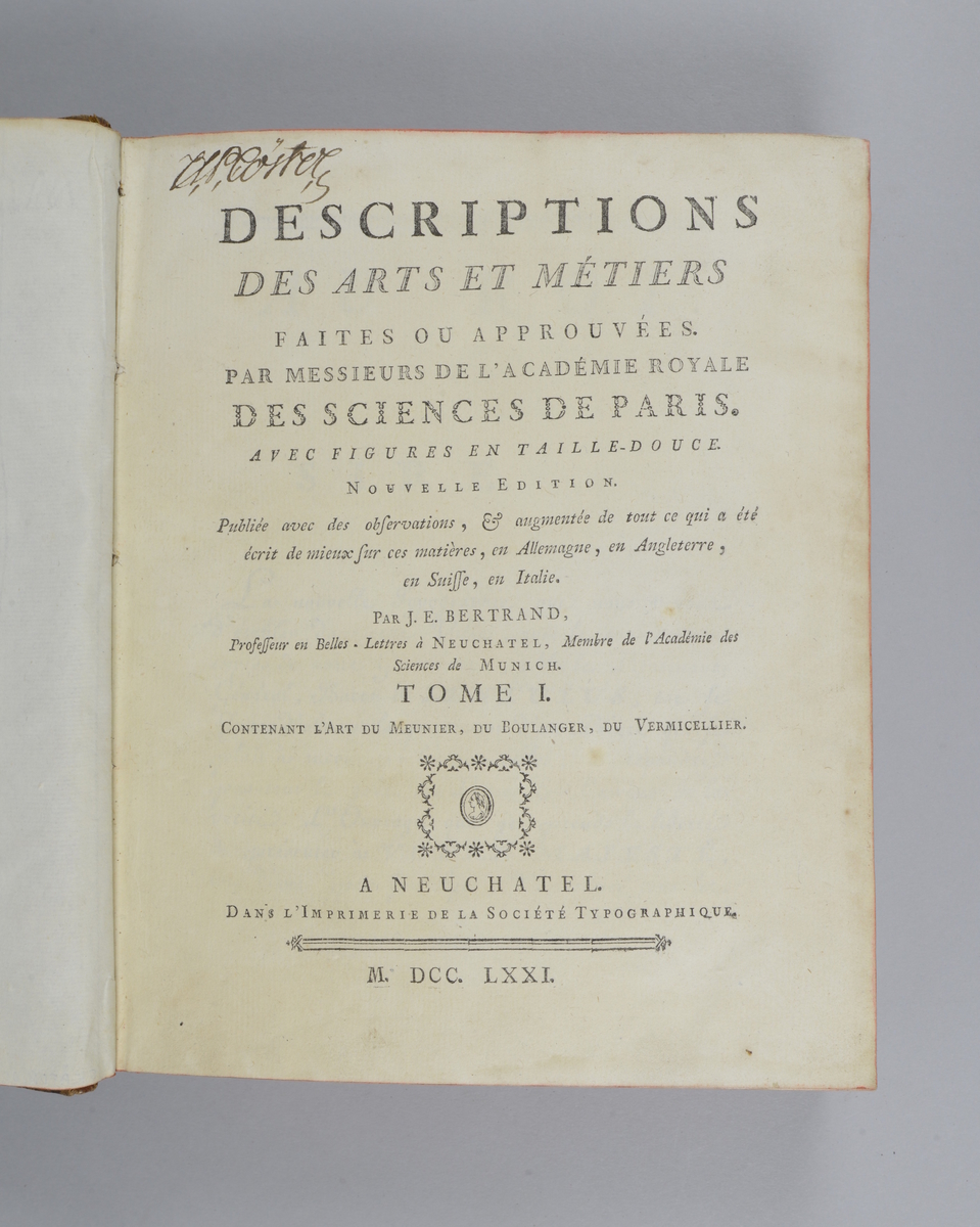 Bok, "Descriptions des arts et metiers" av J. E.  Bertrand, utgiven 1771, del 1. 
Helfranskt band med rygg med guldpräglad dekor, titelfält med blindpressad titel och ett mörkare fält med volymens nummer. Påklistrad pappersetikett med nummerbeteckning med bläck. Med rött snitt. Marmorerat papper klistrat på pärmarnas insidor.
Planscher i koppartryck.