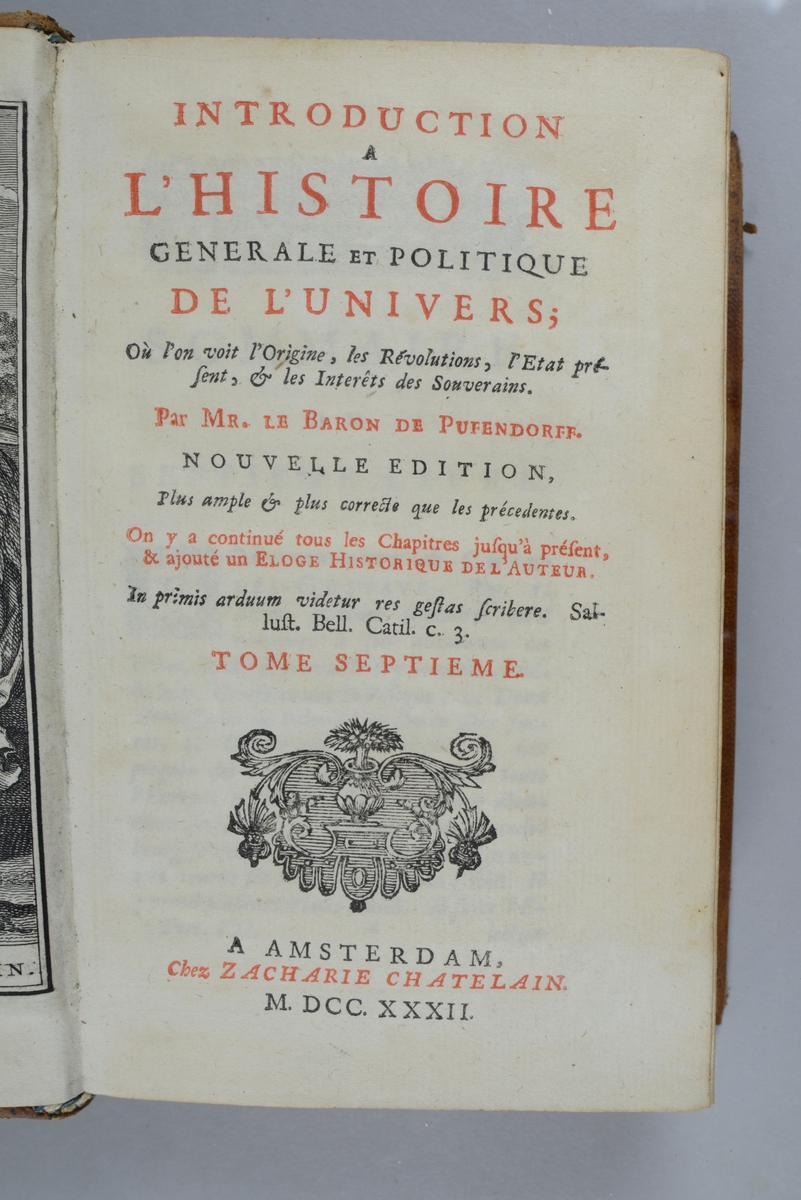 Bok, helfranskt band "Introduction a l´histoire generale et politique de l´univers ", del 7, tryckt 1732.
Skinnband med blindpressad och guldornerad rygg i fem upphöjda bind, skadade fält med titel,  volymens nummer,  ägarens initialer samt påklistrad pappersetikett. Med rödstänkt snitt. Planscher och kartor i koppartryck.