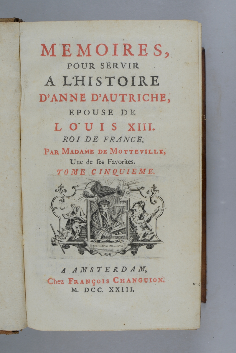 Bok, helfranskt band "Mémoires pour servir à l´histoire d´Anne 
d´Autriche" del 5, skriven av madame de Motteville, tryckt i Amsterdam 1723.
Skinnband med blindpressad och guldornerad rygg i fem upphöjda bind, titelfält med blindpressad titel, fält med volymens nummer och påklistrad pappersetikett. Med stänkt snitt.