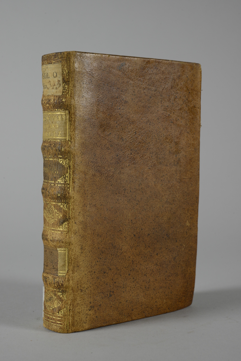 Bok, helfranskt band "Memoires du cardinal de Retz", del 3, tryckt 1723 i Amsterdam.
Skinnband med blindpressad och guldornerad rygg i fem upphöjda bind, titelfält med blindpressad titel, fält med volymens nummer, fält med ägarens initialer samt påklistrad pappersetikett. Med stänkt snitt.