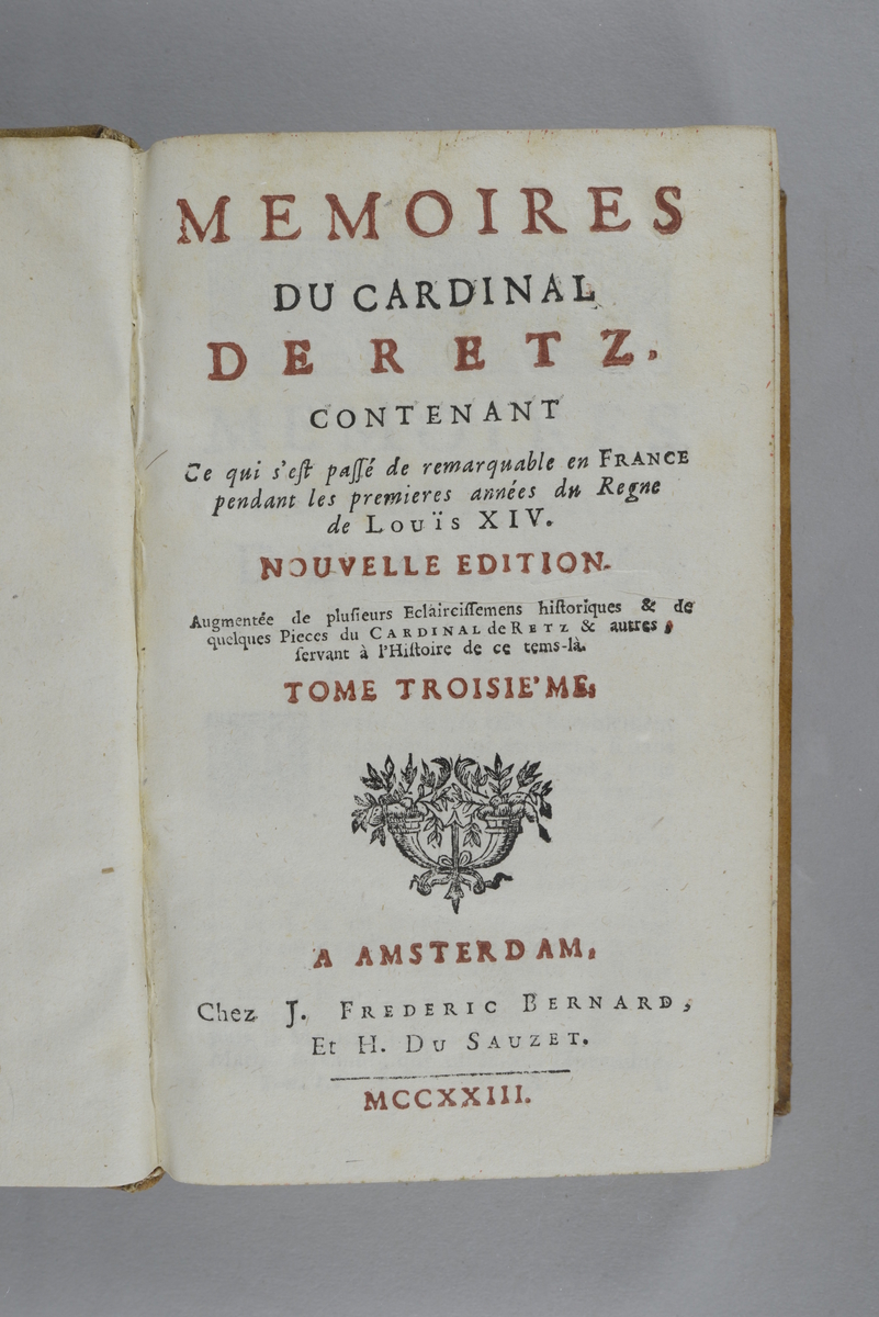 Bok, helfranskt band "Memoires du cardinal de Retz", del 3, tryckt 1723 i Amsterdam.
Skinnband med blindpressad och guldornerad rygg i fem upphöjda bind, titelfält med blindpressad titel, fält med volymens nummer, fält med ägarens initialer samt påklistrad pappersetikett. Med stänkt snitt.