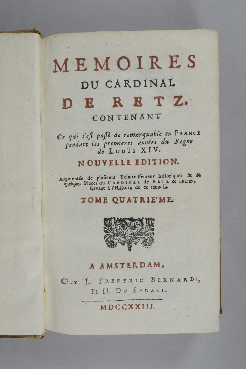 Bok, helfranskt band "Memoires du cardinal de Retz", del 4, tryckt 1723 i Amsterdam.
Skinnband med blindpressad och guldornerad rygg i fem upphöjda bind, titelfält med blindpressad titel, fält med volymens nummer, fält med ägarens initialer samt påklistrad pappersetikett. Med stänkt snitt.