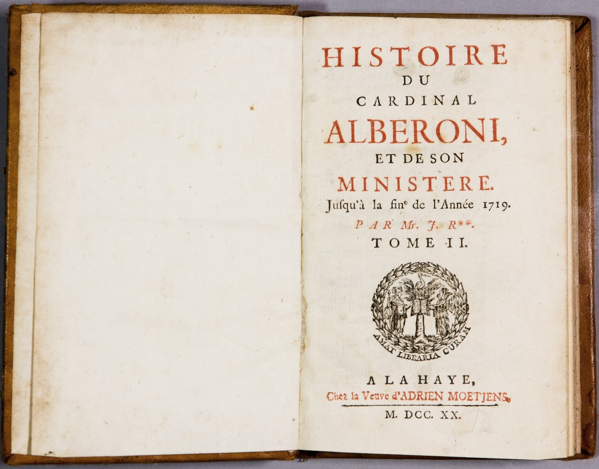 Bok, helfranskt band, "Histoire du cardinal Alberoni, et de son ministère. Jusqu'à la fin de l'année 1719. Par Mr. J.R**" del II, utgiven i Haag 1720.

Skinnband med blindpressad och guldornerad rygg i fem upphöjda bind, titelfält med blindpressad titel, fält med volymens nummer och ett fält med ägarens initialer samt påklistrad pappersetikett. Med stänkt snitt.