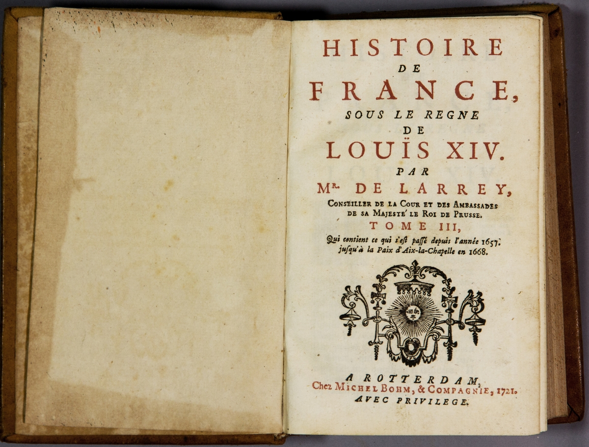 Bok, helfranskt band "Histoire de France sous le regne de Louis XIV",del III, skriven av de Larrey, tryckt i Rotterdam hos Michel Bohm & Compagnie, 1721.
Skinnband med blindpressad och guldornerad rygg i fem upphöjda bind, titelfält med blindpressad titel , fält med volymens nummer och ett fält med ägarens initialer samt påklistrad pappersetikett. Med stänkt snitt.