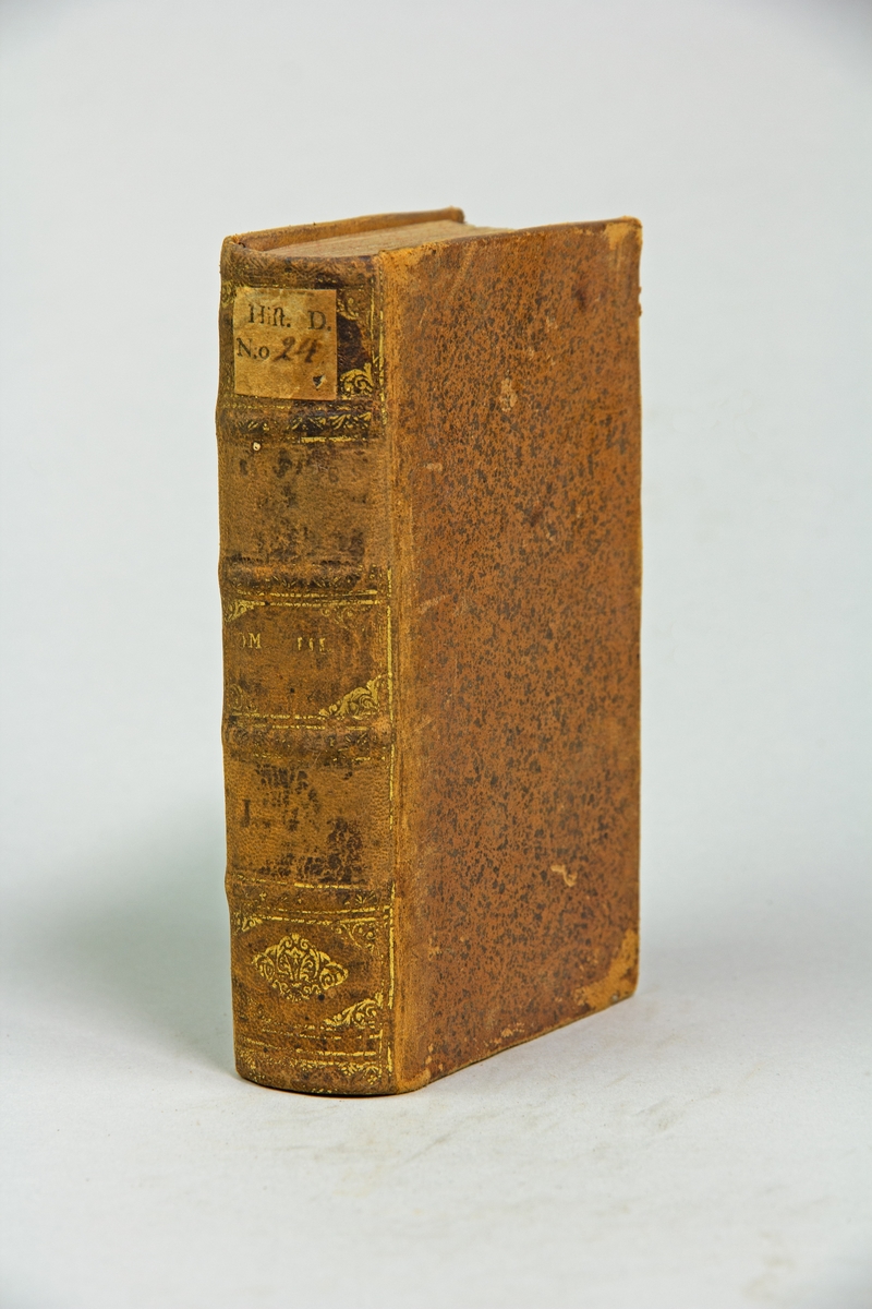 Bok, helfranskt band "Mémoires de messire Pierre de Bourdeille, seigneur de Brantome, contenans les vies des hommes illustres", del III, tryckt i Leyden 1722  av Jean Sambix d.y.
Skinnband med blindpressad och guldornerad rygg i fyra upphöjda bind, titelfält med blindpressad titel (utplånad), och fält med volymens nummer samt påklistrad pappersetikett. Med rödstänkt snitt.