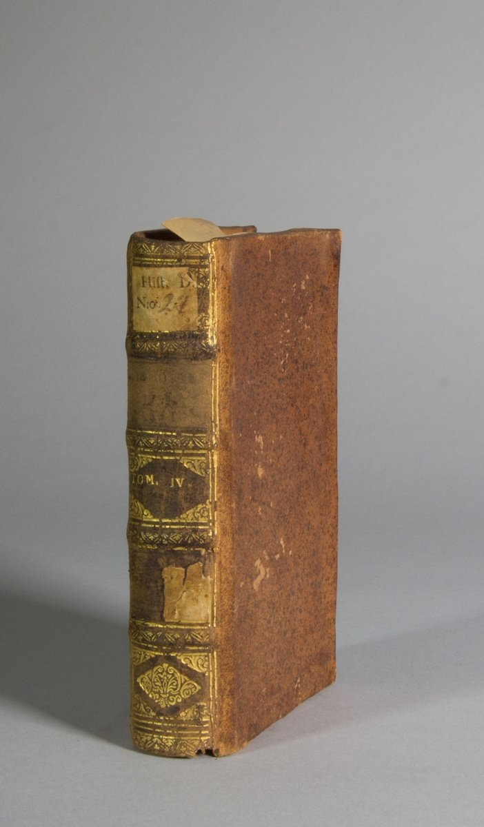 Bok, helfranskt band "Mémoires de messire Pierre de Bourdeille, seigneur de Brantome, contenans les vies des hommes illustres", del IV, tryckt i Leyden 1722  av Jean Sambix d.y.
Skinnband med blindpressad och guldornerad rygg i fyra upphöjda bind, titelfält med blindpressad titel utplånad), fält med  ägarens initialer J.G.S (utplånat) och fält med volymens nummer samt påklistrad pappersetikett. Med rödstänkt snitt.