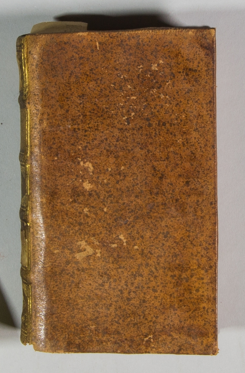 Bok, helfranskt band "Mémoires de messire Pierre de Bourdeille, seigneur de Brantome, contenans les vies des hommes illustres", del IV, tryckt i Leyden 1722  av Jean Sambix d.y.
Skinnband med blindpressad och guldornerad rygg i fyra upphöjda bind, titelfält med blindpressad titel utplånad), fält med  ägarens initialer J.G.S (utplånat) och fält med volymens nummer samt påklistrad pappersetikett. Med rödstänkt snitt.