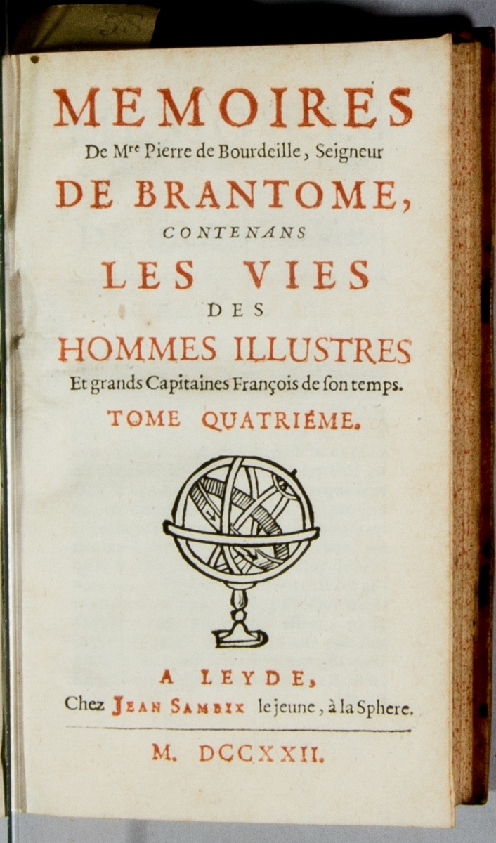 Bok, helfranskt band "Mémoires de messire Pierre de Bourdeille, seigneur de Brantome, contenans les vies des hommes illustres", del IV, tryckt i Leyden 1722  av Jean Sambix d.y.
Skinnband med blindpressad och guldornerad rygg i fyra upphöjda bind, titelfält med blindpressad titel utplånad), fält med  ägarens initialer J.G.S (utplånat) och fält med volymens nummer samt påklistrad pappersetikett. Med rödstänkt snitt.