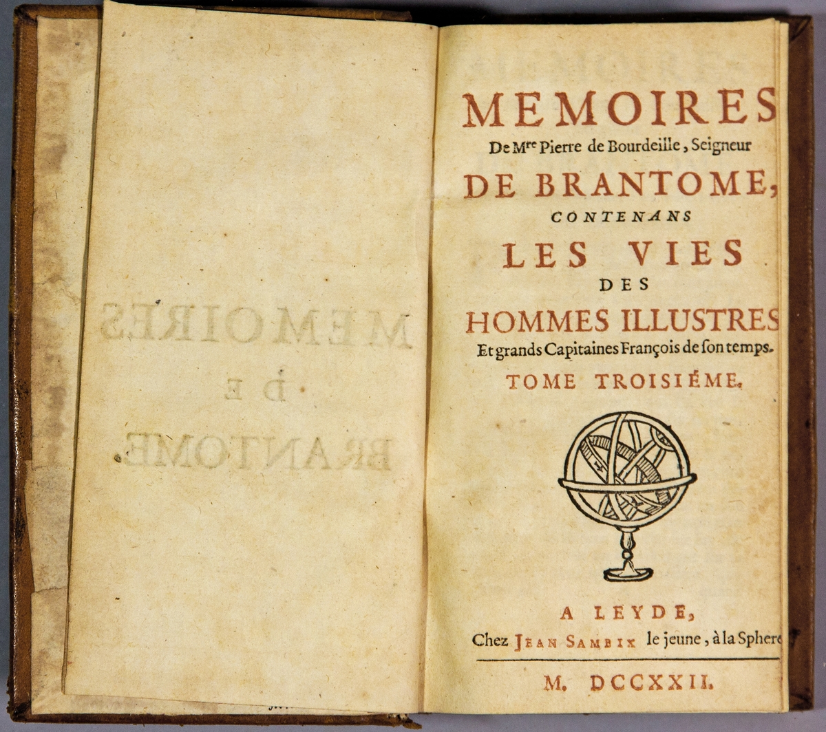 Bok, helfranskt band "Mémoires de messire Pierre de Bourdeille, seigneur de Brantome, contenans les vies des hommes illustres", del III, tryckt i Leyden 1722  av Jean Sambix d.y.
Skinnband med blindpressad och guldornerad rygg i fyra upphöjda bind, titelfält med blindpressad titel (utplånad), och fält med volymens nummer samt påklistrad pappersetikett. Med rödstänkt snitt.