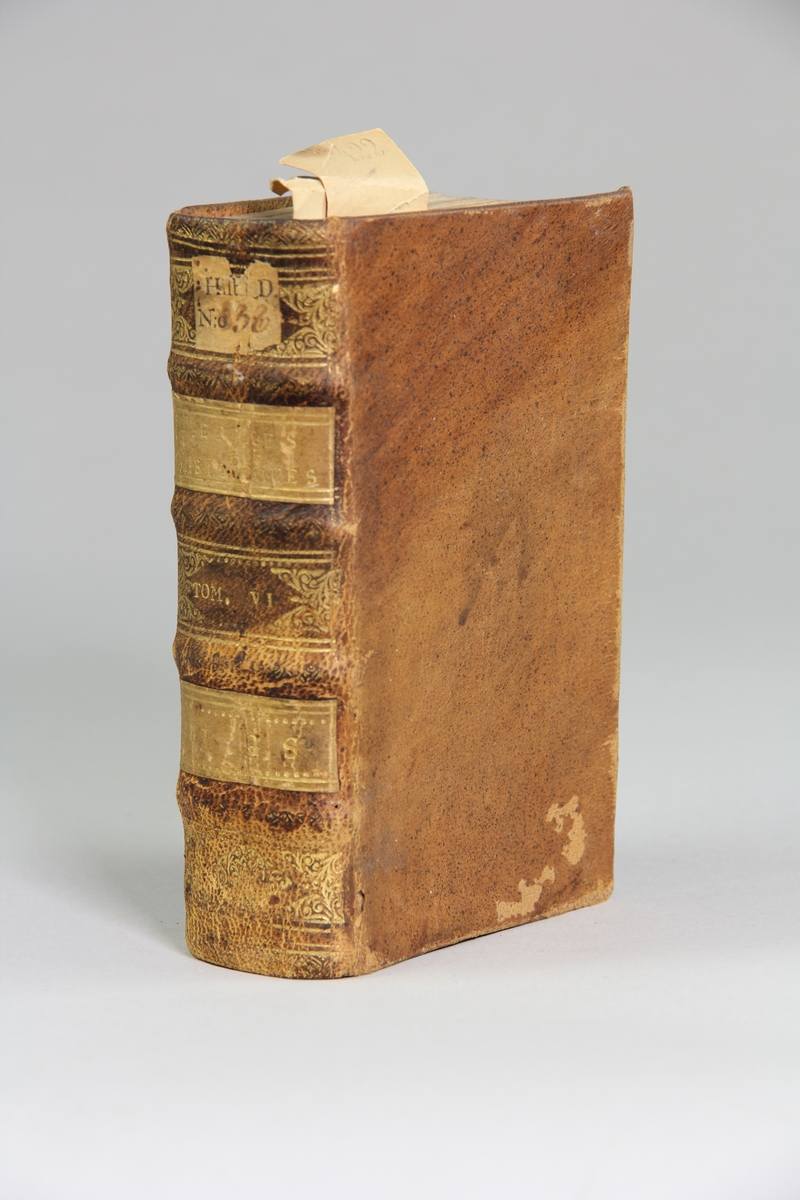 Bok, helfranskt band, "Lettres historiques, contenant ce qui se passe de plus important en Europe, et les réflexions nécessaires sur ce sujet" del 6, utgiven i Haag 1694. 
Skinnband med blindpressad och guldornerad rygg i fyra upphöjda bind, titelfält med blindpressad titel, fält med volymens nummer och ett fält med ägarens initialer samt påklistrad pappersetikett. Med rödstänkt snitt.