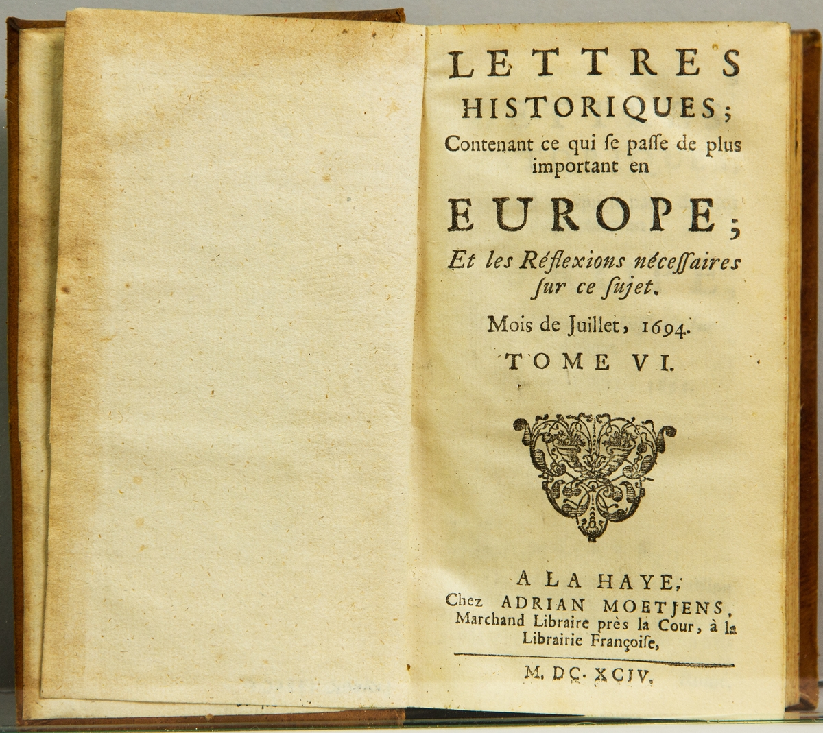 Bok, helfranskt band, "Lettres historiques, contenant ce qui se passe de plus important en Europe, et les réflexions nécessaires sur ce sujet" del 6, utgiven i Haag 1694. 
Skinnband med blindpressad och guldornerad rygg i fyra upphöjda bind, titelfält med blindpressad titel, fält med volymens nummer och ett fält med ägarens initialer samt påklistrad pappersetikett. Med rödstänkt snitt.