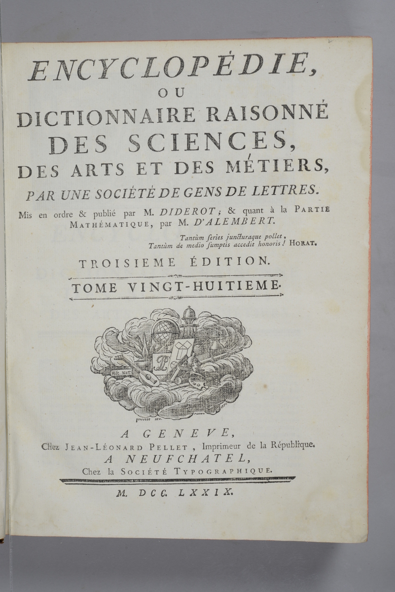 Bok, "Encyclopedie ou dictionnaire raisonne des sciences, des arts et des metiers" av Diderot och d`Alembert, utgiven 1779. Tredje upplagan, vol. 28.
Halvfranskt band med pärmar av papp med påklistrat marmorerat papper, rygg av skinn med fem upphöjda bind med guldpräglad dekor, blindpressad och guldornerad rygg, titelfält med blindpressad titel och ett mörkare fält med volymens nummer. Påklistrad pappersetikett med nummerbeteckning med bläck. Rött snitt.