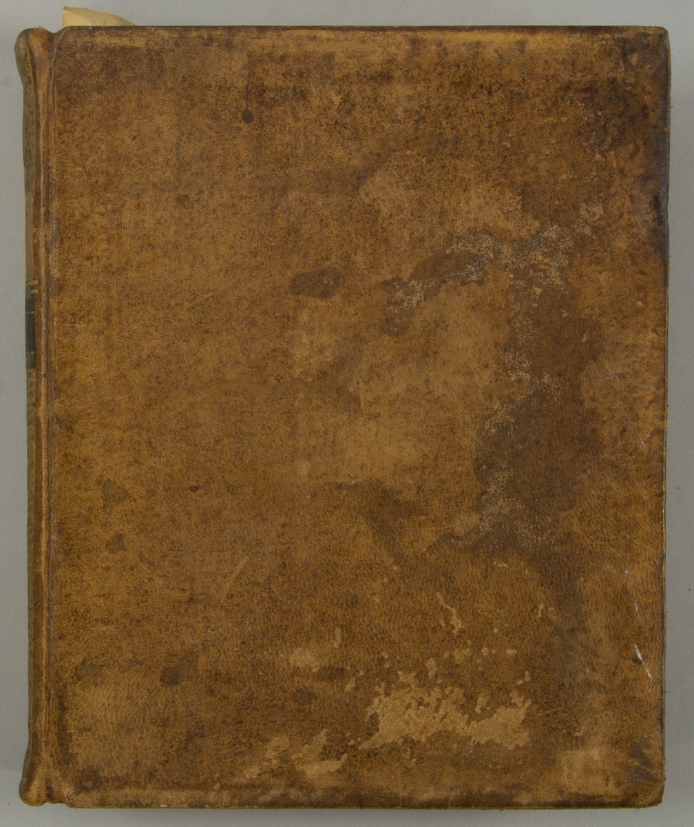 Bok, helfranskt band "Descriptions des arts et métiers" ny upplaga, vol. VI, med planscher i kopparstick, utgiven av J.E. Bertrand och tryckt i Neuchatel 1776.  
Skinnband med blindpressad och guldornerad rygg, titelfält med blindpressad titel och ett mörkare fält med volymens nummer. Pärmens insida klädd med marmorerat papper. Med rött snitt.
Påklistrad etikett märkt med bläck "No 3."