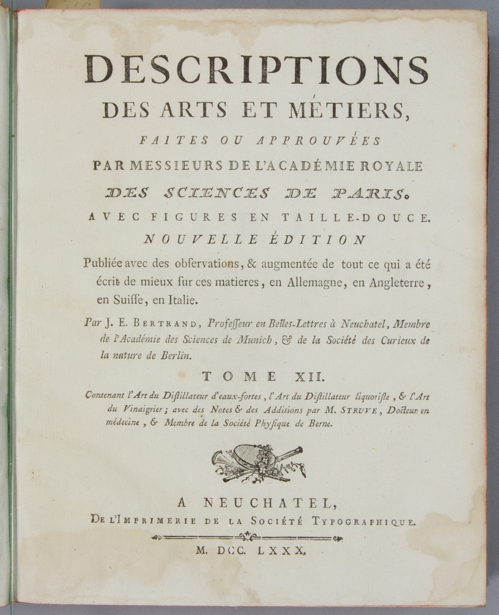 Bok, helfranskt band "Descriptions des arts et métiers" ny upplaga, vol. XII, med planscher, utgiven av J.E. Bertrand och tryckt i Neuchatel 1780.  
Bandet med blindpressad och guldornerad rygg, titelfält med blindpressad titel och ett mörkare fält med volymens nummer. Pärmens insida klädd med marmorerat papper. Med rött snitt.
Påklistrad etikett märkt med bläck "No 3."