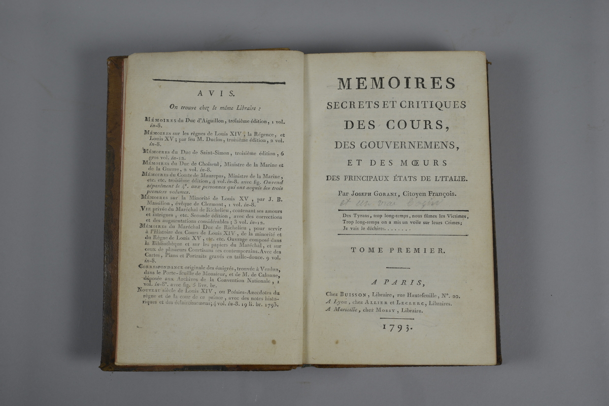 Bok, helfranskt band "Memoires secrets et critiques des cours, des gourvernemens, et des moeurs des principaux états de l'Italie", del I, skriven av Joseph Gorani, tryckt i Paris 1793.
Skinnband med blindpressad och guldornerad rygg,  rött titelfält med blindpressad titel och fält med volymens nummer. Pärmens smalsidor med präglad gulddekor. Marmorerade försättsblad och rött snitt. Bokmärke av blått siden.