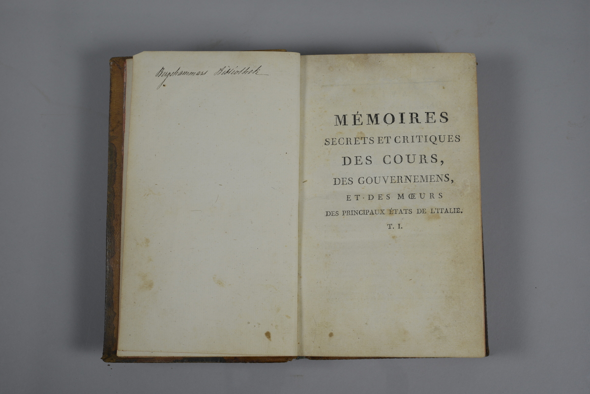 Bok, helfranskt band "Memoires secrets et critiques des cours, des gourvernemens, et des moeurs des principaux états de l'Italie", del I, skriven av Joseph Gorani, tryckt i Paris 1793.
Skinnband med blindpressad och guldornerad rygg,  rött titelfält med blindpressad titel och fält med volymens nummer. Pärmens smalsidor med präglad gulddekor. Marmorerade försättsblad och rött snitt. Bokmärke av blått siden.