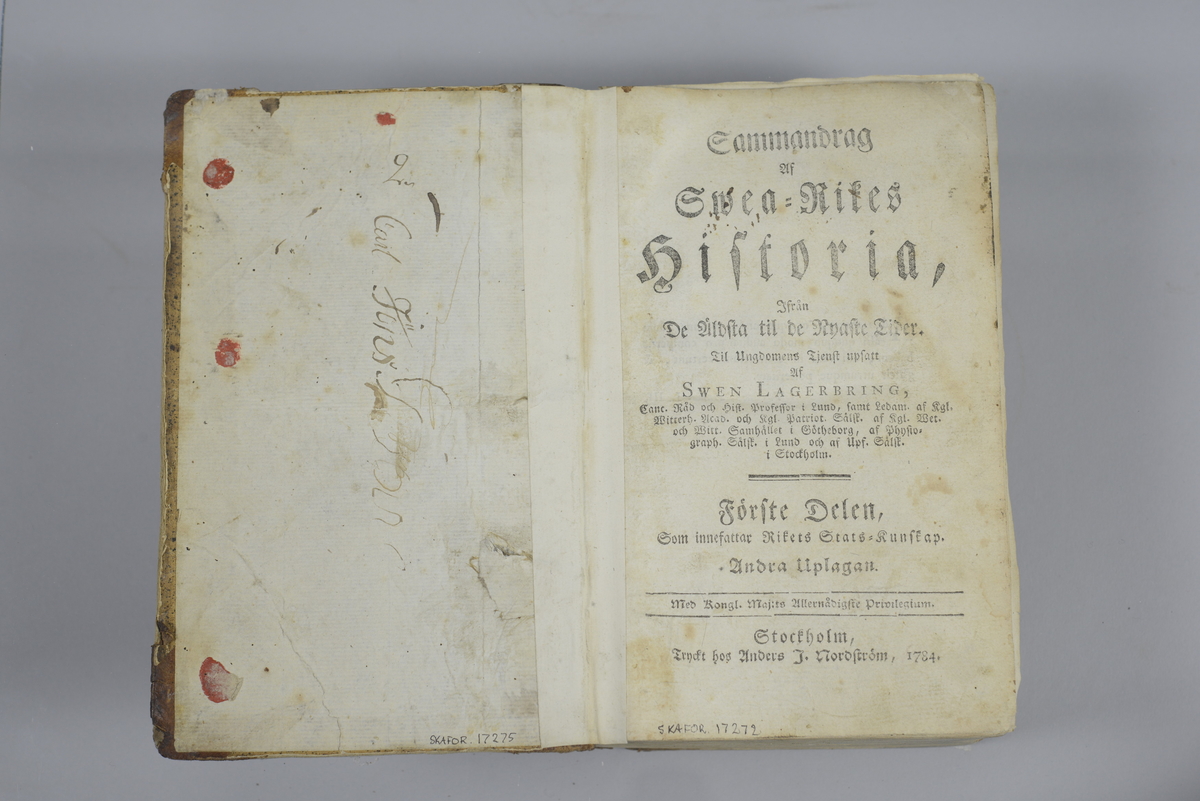 Bok, halvfranskt band, "Sammandrag af Swea rikes historia",upplaga 2, del 1, tryckt i Stockholm1784 av Anders J. Nordström.
Band med blindpressad och guldornerad rygg i fem upphöjda bind, titelfält med blindpressad titel (oläslig).