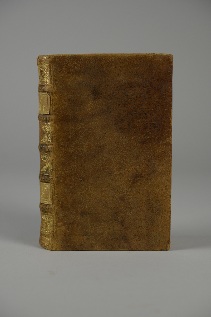 Bok, helfranskt band "La clef du cabinet des princes de l´Europe" ,del 37, tryckt i Luxemburg 1722.
Skinnband med blindpressad och guldornerad rygg i fem upphöjda bind, titelfält med blindpressad titel,  fält med volymens nummer (svårläst), fält med ägarens initialer samt påklistrad pappersetikett. Med stänkt snitt.