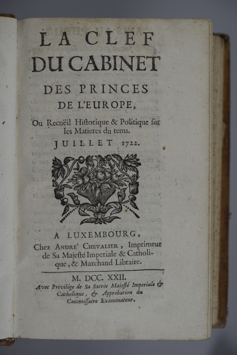 Bok, helfranskt band "La clef du cabinet des princes de l´Europe" ,del 37, tryckt i Luxemburg 1722.
Skinnband med blindpressad och guldornerad rygg i fem upphöjda bind, titelfält med blindpressad titel,  fält med volymens nummer (svårläst), fält med ägarens initialer samt påklistrad pappersetikett. Med stänkt snitt.