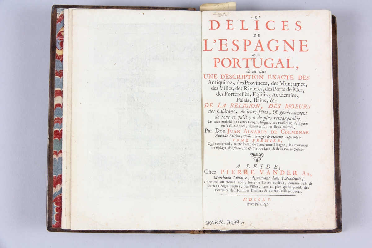 Bok, helfranskt band, "Les delices de l'Espagne & du Portugal", del 1, skriven av Alvarez de Colmenar, tryckt i Leiden 1715.
Skinnband med rygg i fem upphöjda bind med guldpressad dekor, titelfält med blindpressad titel och fält med volymens nummer. Med stänkt snitt. Pärmarnas insidor klädda med marmorerat papper. Påklistrad pappersetikett med samlingsnummer. Illustrerad. Anteckning om inköp.