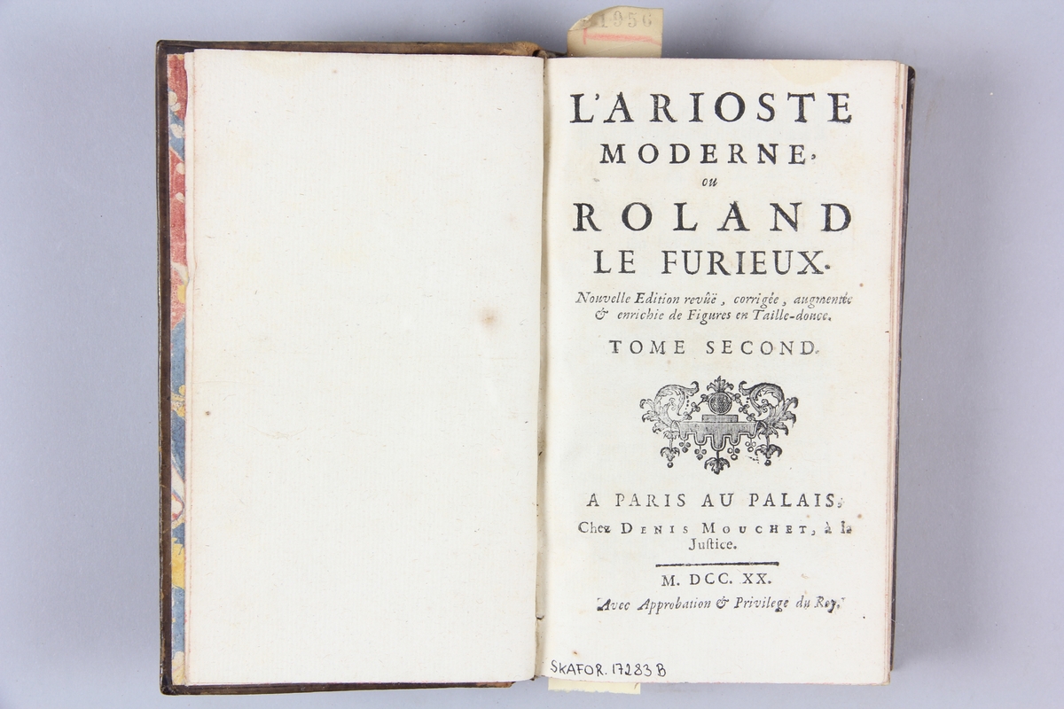 Bok, helfranskt band, "L'Arioste moderne, ou Roland le furieux ", del 2, tryckt i Paris 1720.
Skinnband med rygg i fem upphöjda bind med guldpressad dekor, titelfält med blindpressad titel och fält med volymens nummer, rött snitt. Marmorerat papper på pärmarnas insida. Påklistrad pappersetikett med samlingsnummer. Illustrerad med kopparstick.