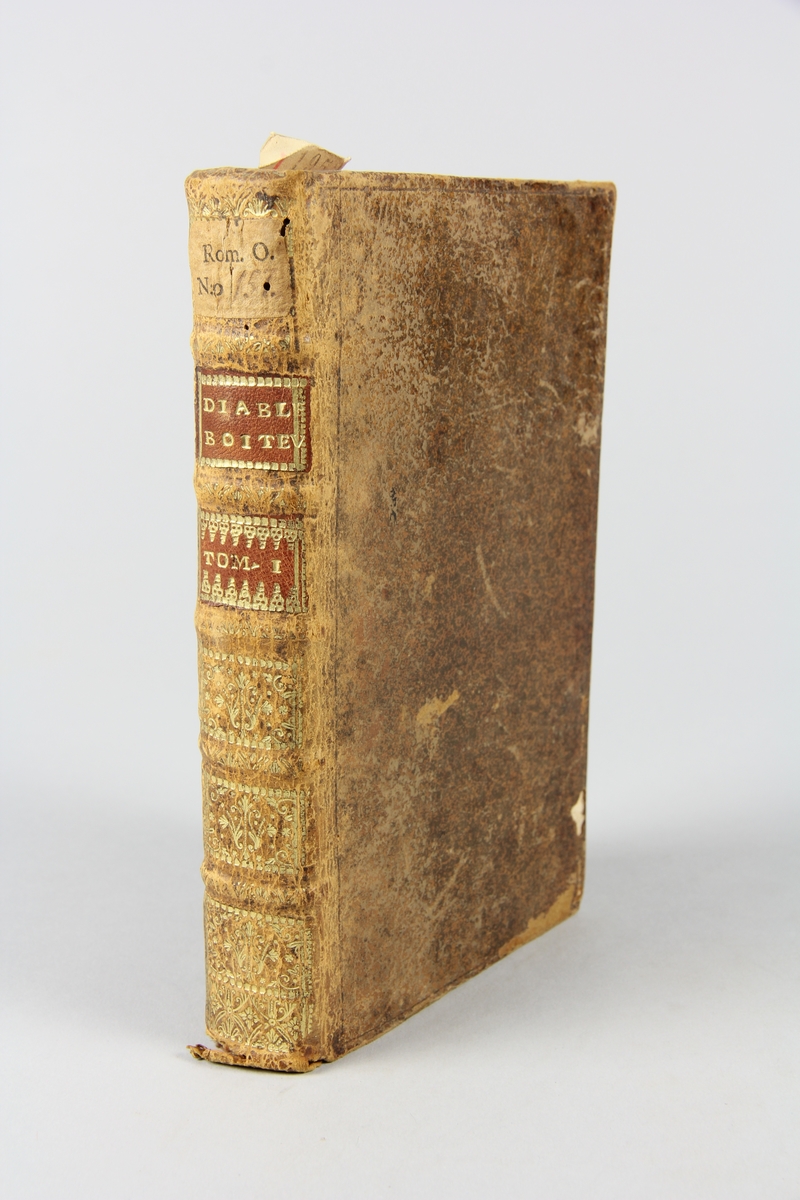 Bok, helfranskt band, "Le diable boiteux", del 1, skriven av Le Sage, tryckt i Paris 1726.
Skinnband med rygg i fem upphöjda bind med guldpressad dekor, titelfält med blindpressad titel och fält med volymens nummer, rödstänkt snitt. Marmorerat papper på pärmarnas insida. Påklistrad pappersetikett med samlingsnummer. Illustrerad. Anteckning om inköp.