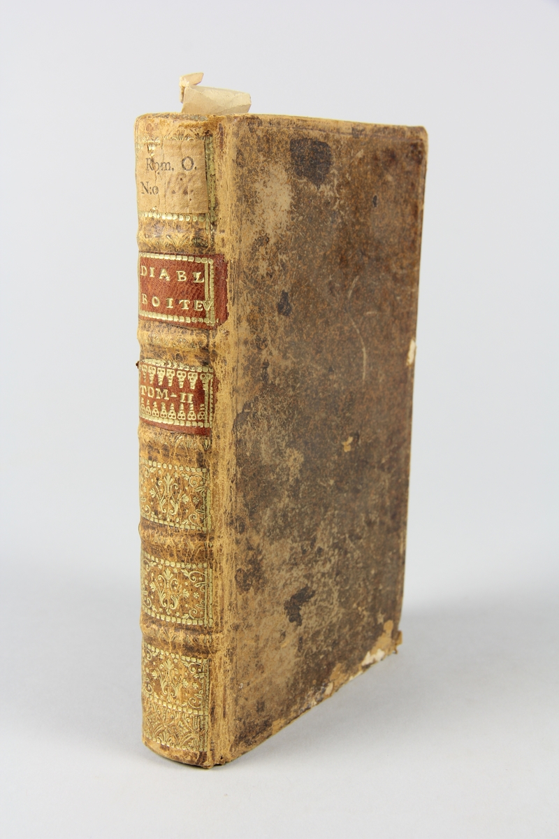 Bok, helfranskt band, "Le diable boiteux", del 2, skriven av Le Sage, tryckt i Paris 1726.
Skinnband med rygg i fem upphöjda bind med guldpressad dekor, titelfält med blindpressad titel och fält med volymens nummer, rödstänkt snitt. Marmorerat papper på pärmarnas insida. Påklistrad pappersetikett med samlingsnummer. Illustrerad.