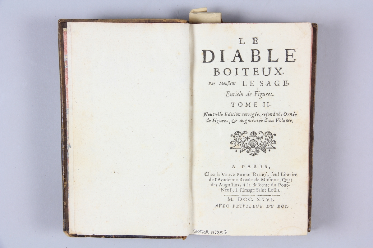 Bok, helfranskt band, "Le diable boiteux", del 2, skriven av Le Sage, tryckt i Paris 1726.
Skinnband med rygg i fem upphöjda bind med guldpressad dekor, titelfält med blindpressad titel och fält med volymens nummer, rödstänkt snitt. Marmorerat papper på pärmarnas insida. Påklistrad pappersetikett med samlingsnummer. Illustrerad.