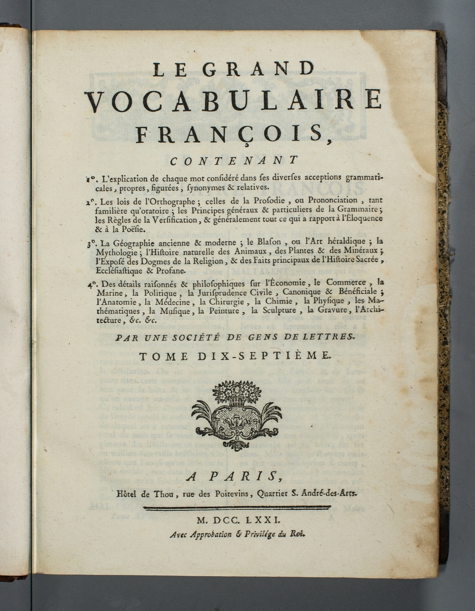 Bok, halvfranskt band "Le grand vocabulaire francois ... par une société de gens de lettres", del 17, utgiven i Paris 1771.
Band med pärmar av papp med påklistrat stänkt papper, hörn och rygg av skinn med fem upphöjda bind med guldpräglad dekor, titelfält med blindpressad titel och ett mörkare fält med volymens nummer. Med stänkt snitt. Påklistrad etikett märkt med bläck "No 2."