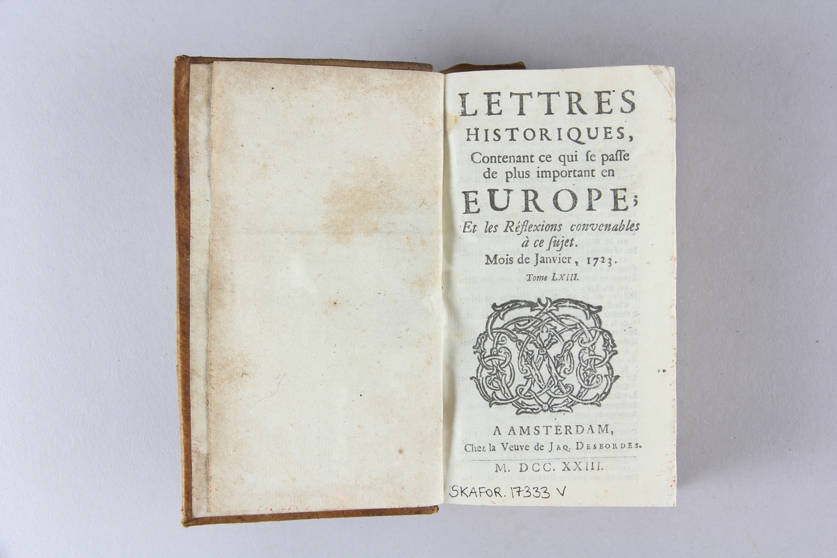 Bok, helfranskt band,"Lettres historiques, contenant ce qui se passe de plus important en Europe" del 63, tryckt 1723 i Amsterdam.
Skinnband med blindpressad och guldornerad rygg i fyra upphöjda bind, nötta fält med titel, volymnummer, ägarinitialer och pappersetikett med samlingsnummer. Rödstänkt snitt.